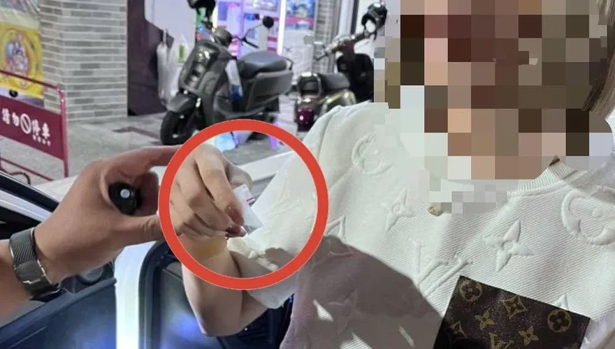穿著LV的毒蟲！女違停被驅趕　吹哨警眼尖瞄到車內「菸盒」漏餡