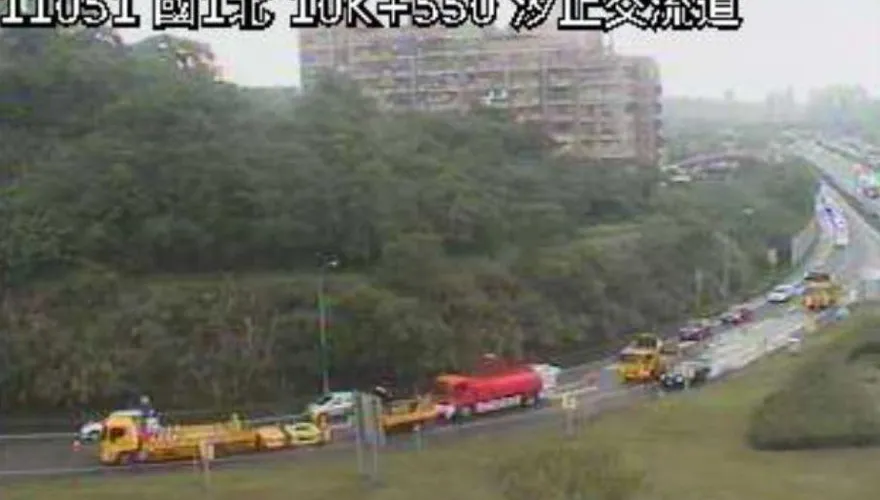大貨車翻覆「油漆灑滿路面」！國1北上汐止段事故　車流回堵1km塞爆