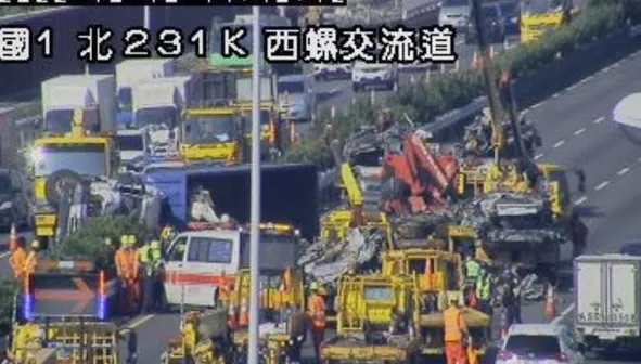 快訊/國1西螺路段北上聯結車翻覆！橫躺分隔島　回堵5公里
