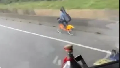 爭路權？男子背吉他騎YouBike攻國道　三寶騎車法警方說有這後果