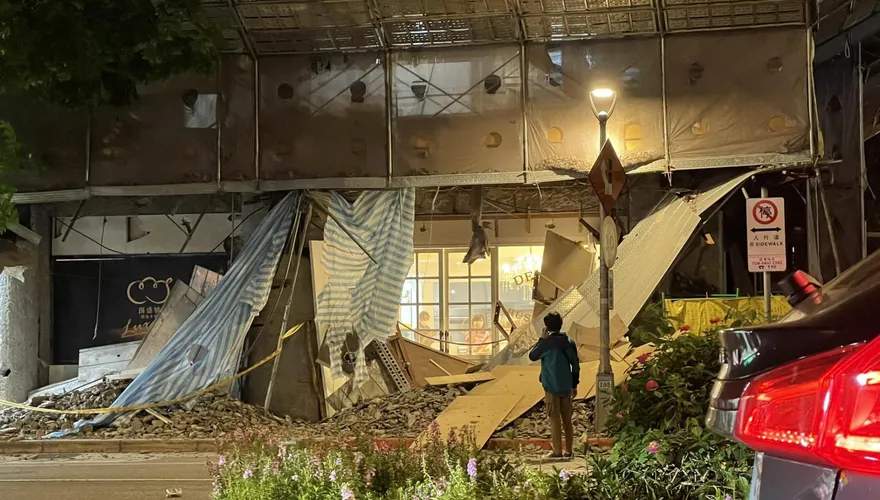 士林大樓鷹架崩塌！甜點店門口遭封…網：太危險了吧