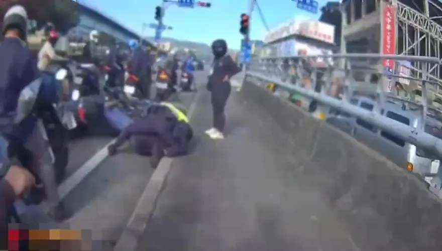 跑給警察追罰很大！板橋男子拒檢狂逃　「玩命逆向」撞車遭逮…代價出爐