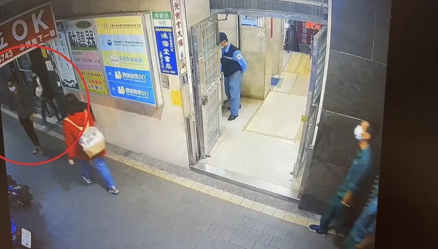 沒義氣！廁所放水13分鐘手機皮包全被偷　3賊到案互推「不是我」
