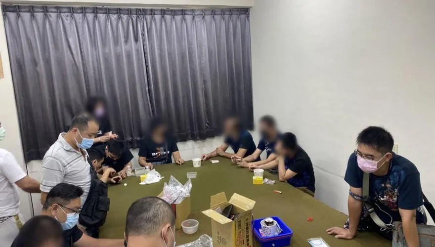 高雄抄獲天九牌賭場！警埋伏3天29人成擒　1賭客嚇到病發送醫
