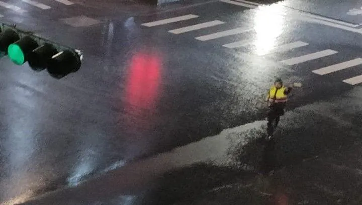 汐止警雨中執勤好辛苦！「連站4hrs」不停歇　派出所曝真相