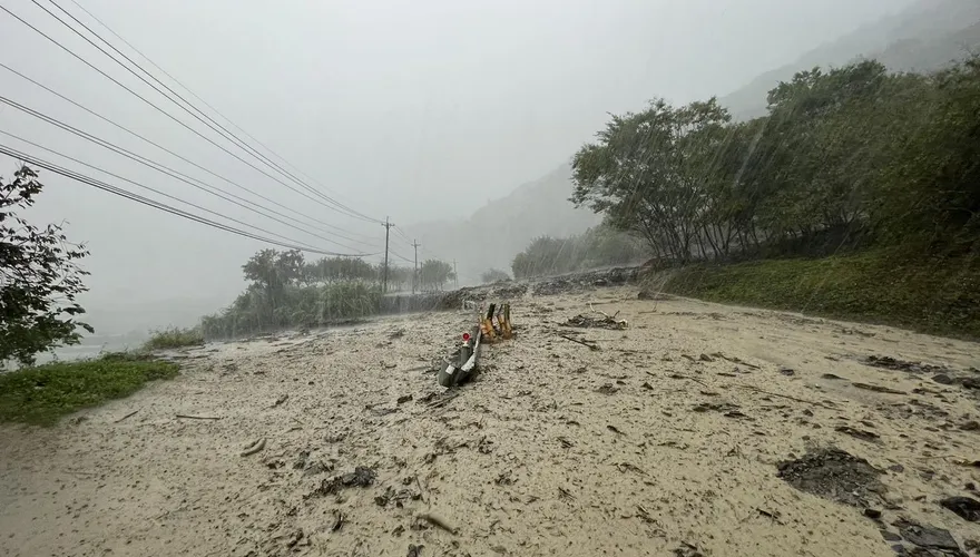 影/連日大雨土石鬆動！北橫公路86.5K「黃土崩落」雙向封閉　明中午12時前搶通
