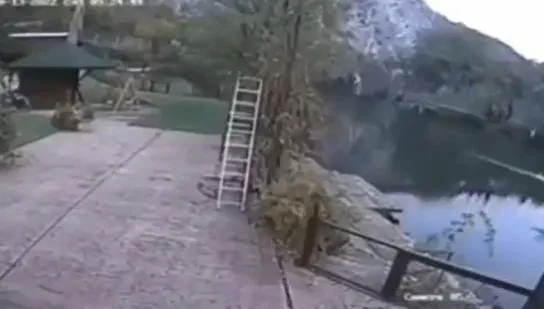 50遊客登死亡之橋！不聽勸齊走「下秒橋斷」　她們遭繩索纏困一命嗚呼