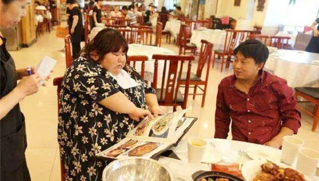 校花婚後被老公甜蜜餵食暴肥1百多公斤　還甜喊：「我變怎樣他都愛我」