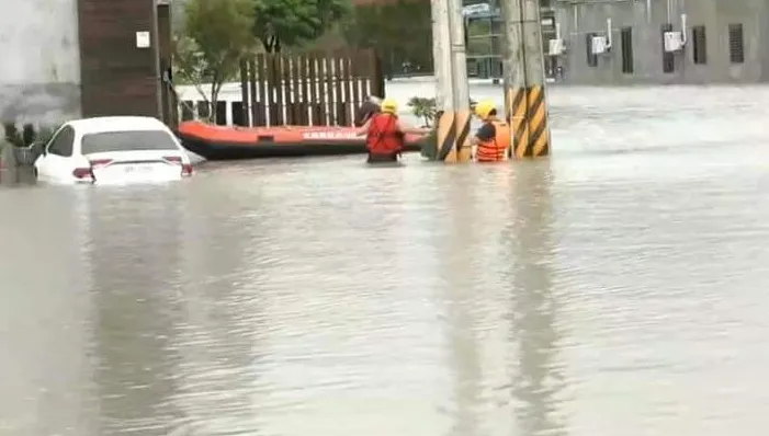 宜蘭迎雨彈轟炸！七賢馬路淹水　大水狂灌淹沒2車…橡皮艇急救援