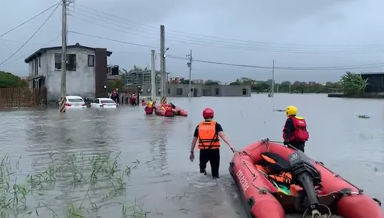 「尼莎」挾雨轟炸宜蘭！某民宿遭大水狂灌　8遊客慘受困…急搭橡皮艇撤離