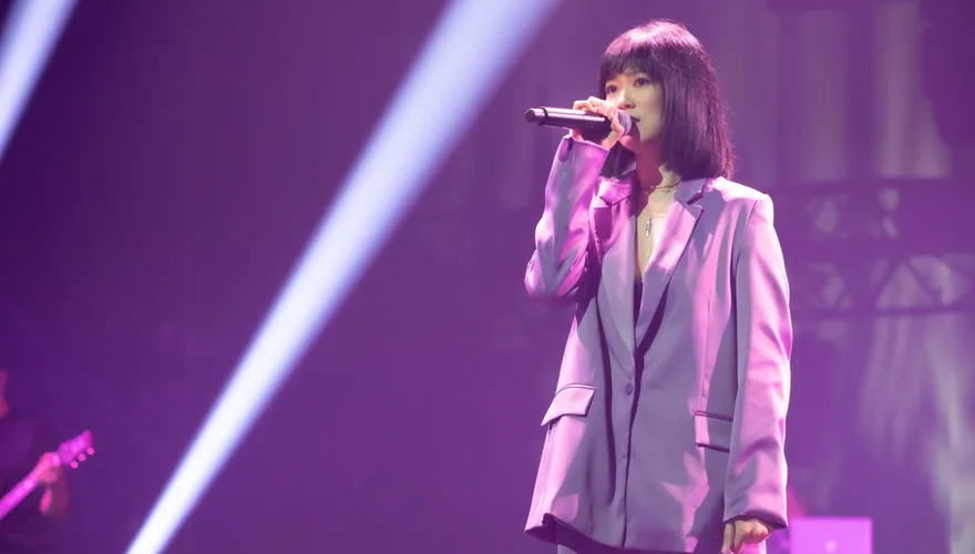 金曲台語歌后火辣開唱「外套只搭蕾絲小可愛」！選曲「藏浪漫寓意」　親吐出櫃心聲