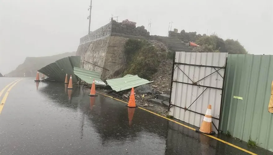 尼莎颱風雨彈狂炸！合歡山颳12級強風　武嶺亭施工圍籬慘遭吹垮