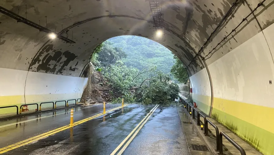 快訊/尼莎颱風暴雨來襲！康樂隧道口土石滑落…汐止休旅車半車身淹沒