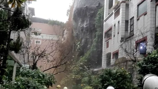 快訊/新北汐止伯爵山莊土石坍方！現場急拉封鎖線撤11住戶
