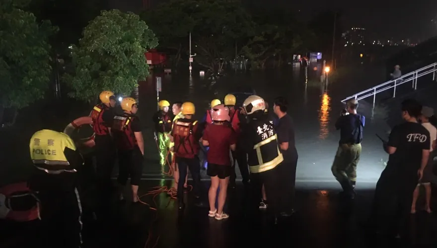快訊/士林河堤淹水「民眾慘受困」！他泡水中「籃球框當救生圈」等救援