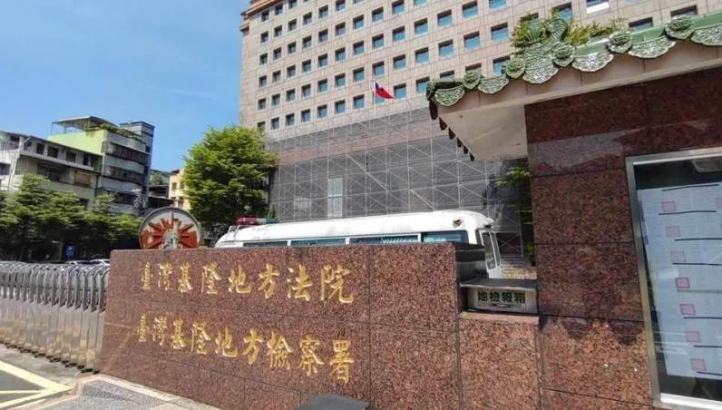 西瓜刀追砍「背部濺血慘斷指」！對看陌生男誤認挑釁　基隆暴走哥瘋砍喋血