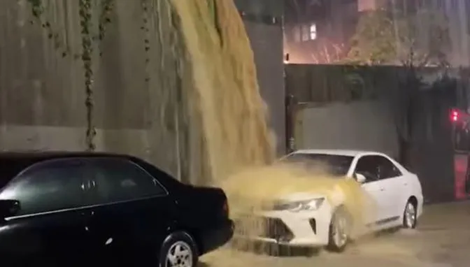 北市驚見「純天然洗車場」！黃泥水灌頂路邊轎車　網見慘況默哀：車界苦行僧