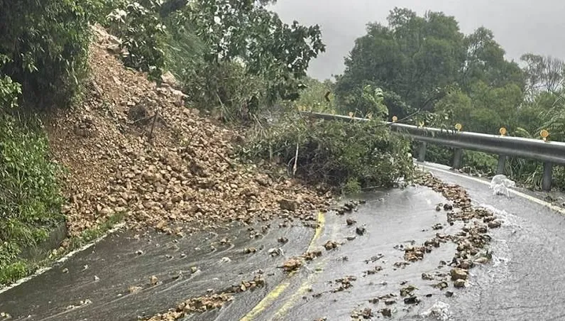 新北雙溪102線中斷！豪雨肆虐「邊坡土石滑落」　雙線道路受阻疏導搶通中