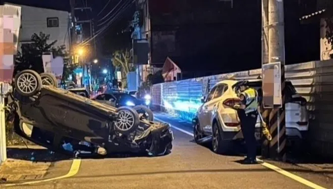 醉男自撞「暴衝撞斷路人手」！埔里深夜恐怖車禍　翻覆躺路中「衰高中生慘送醫」