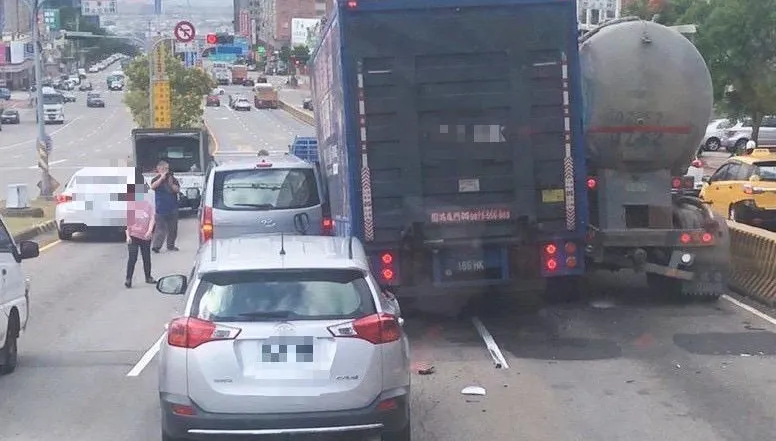 台中沙鹿「追撞熱點」再出事！失速大貨車釀6車連環撞