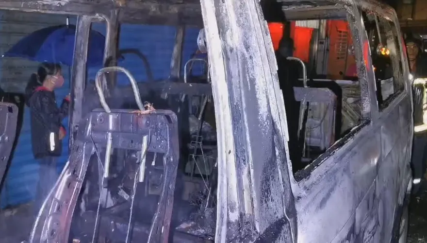 載運遺體「車遭火噬淪廢鐵」！北投葬儀社廂型車竄不明火勢　燒剩焦黑骨架慘波及5車