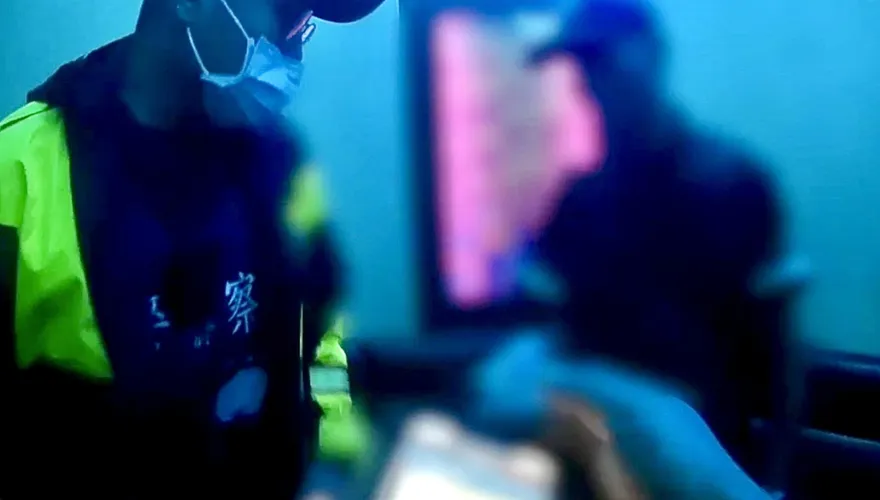 不爭氣笑了！通緝男唱Ｋ遇臨檢報身分證號　警：你今年只有7歲？