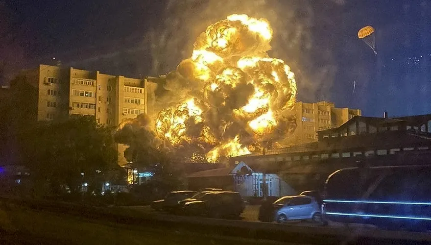 俄戰機墜毀「插進民宅爆火勢」！疑發動機釀禍　9層高樓陷火海至少3死畫面曝