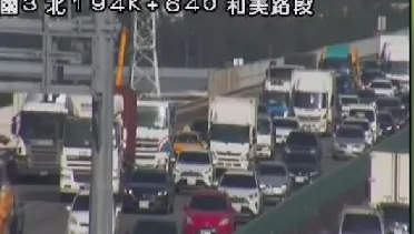 快訊/國3和美段爆車禍！　汽車、油罐車追撞「紫爆回堵2km」