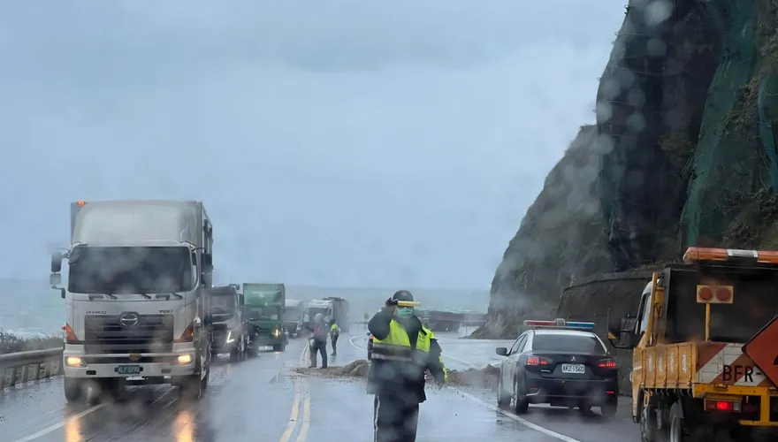 快訊/土石又崩！台2線北濱79.3km「滿地落石」…剩一車道可行駛