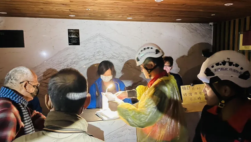 明池救援一步一艱辛！8救災人員7小時步行20公里　終成功送藥