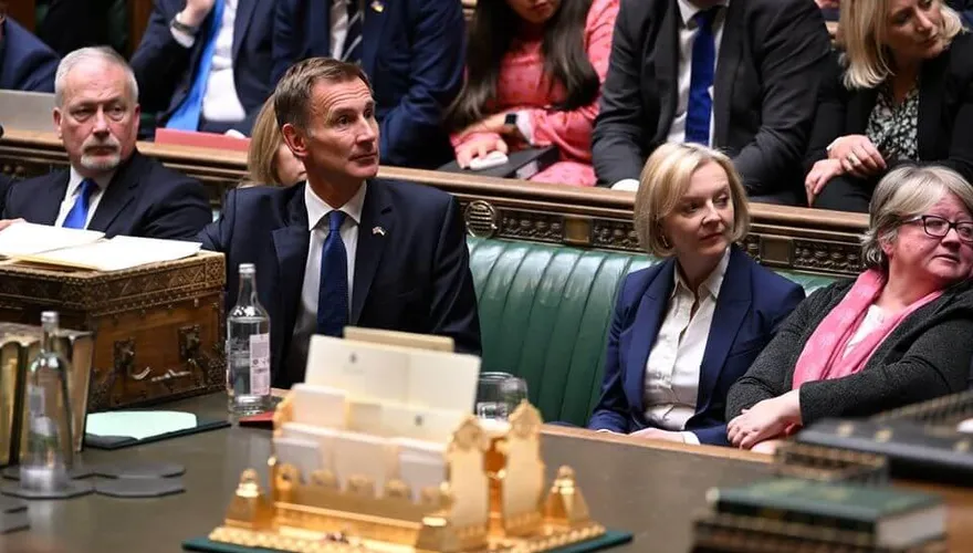 特拉斯面臨逼宮危機　英媒:新財相韓特已成為「實質上的首相」