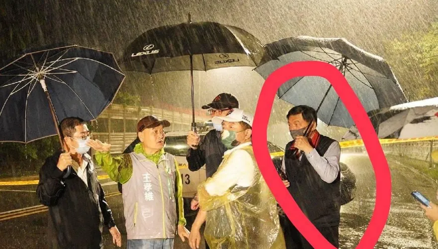 陳時中勘災違規「沒開密錄器」？！　他看現場照片一驚：內湖警分局長跟緊緊
