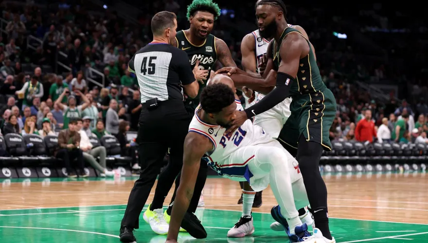 影/NBA開幕爆火！恩比德甩倒史馬特釀衝突　綠衫軍首勝解氣