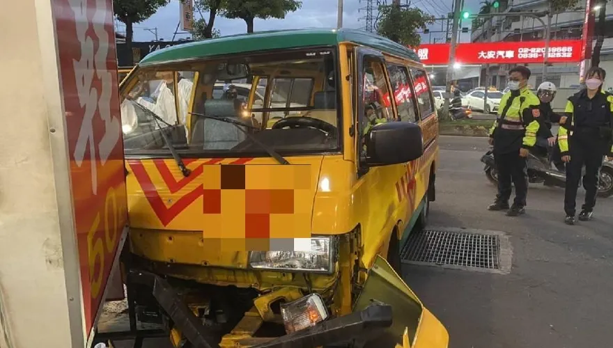 影/疑未禮讓直行車　娃娃車遭撞失控衝上人行道撞店面　1童送醫