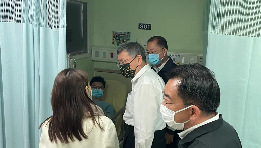 青山宮槍擊案1員警大腿中彈　柯文哲赴台大醫院探視