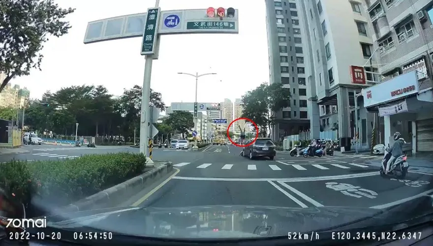飆闖路口「撞噴橫向騎士」！他甩飛半空重落地　機車秒成廢鐵恐怖瞬間曝