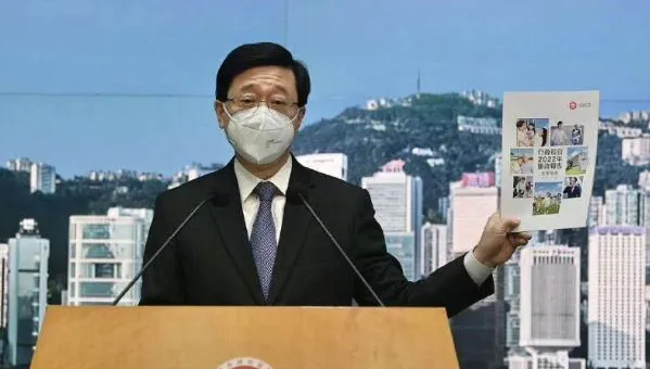 李家超承認近年離港人數增加：「原因不一」