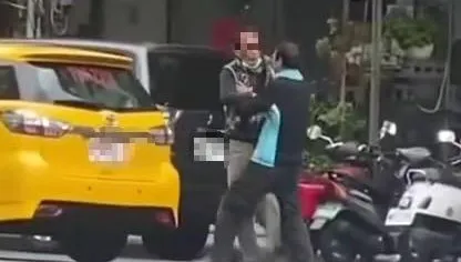 加起來130歲還網內互打！三重2阿公運將搶客互K　阿嬤驚逃生意全泡湯