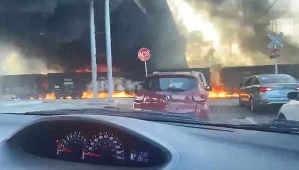 墨西哥列車撞油罐車引爆炸　大火波及週遭燒毁120間民宅