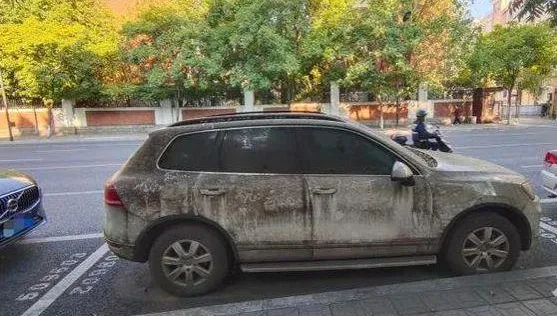 豪車停路邊兩年慘變殭屍車　欠費22萬車主：盡快還