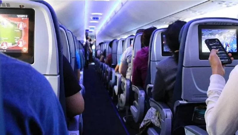機上「骯髒生活」大解密！前空姐籲「勿赤腳上廁所」：小心踩到尿