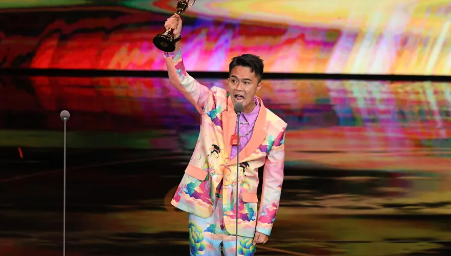 金鐘57/《寶島神很大》再上台抱「生活風格節目主持人獎」！「邱二王爺神像」到場超保庇