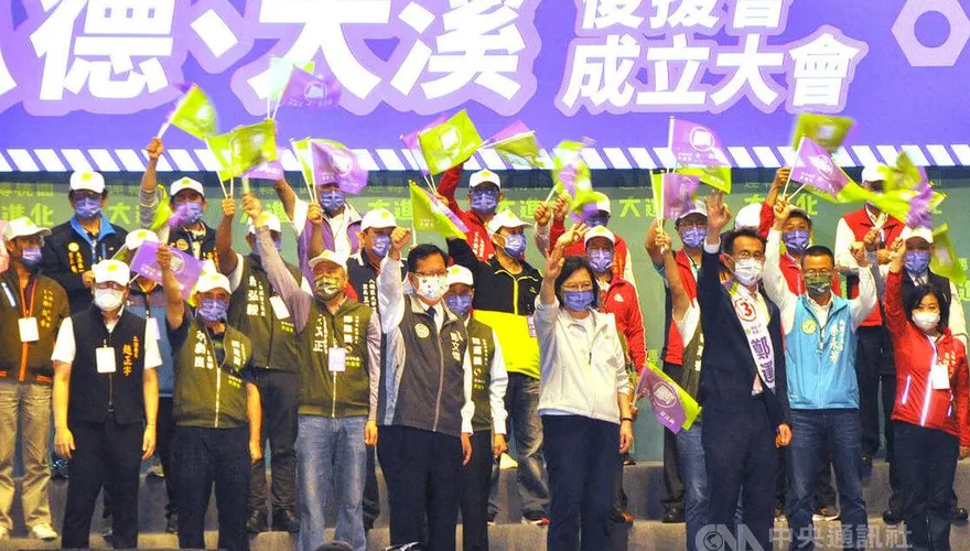 授旗相挺鄭運鵬！蔡英文：他一定能做市民靠山　延續鄭文燦五星施政