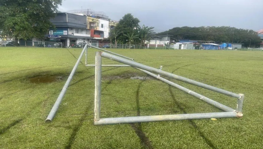 運動會上足球門框突倒塌！馬國11歲男童頭部慘遭重擊送醫不台
