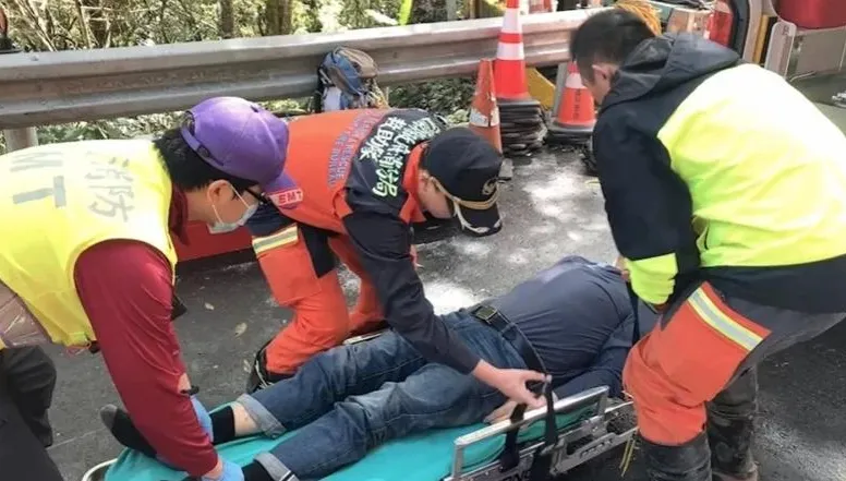 明池山莊1員工吐血送醫！台七線順利搶通撤離96人　失聯鄭女仍搜尋中