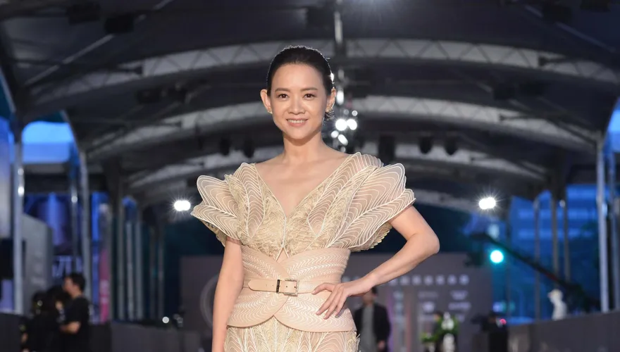 金鐘57/金鐘紅毯開跑了！曾寶儀首度主持典禮「超長禮服現身」　網一看地毯狀況秒心疼