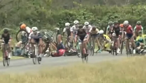 日本自行車公路賽發生嚴重碰撞！多名選手受傷送醫