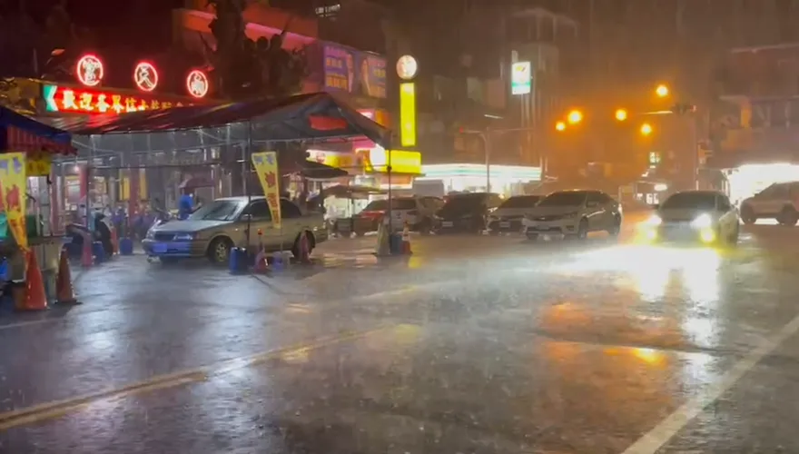 快訊/雨彈狂襲！宜蘭狂風雷雨　餐廳受影響短暫停電