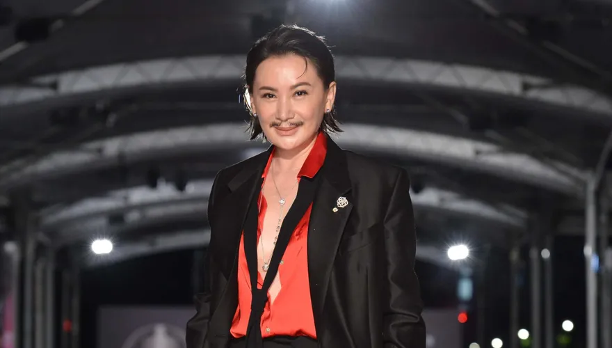金鐘57/陳亞蘭「戲裡演到戲外」！女扮男裝現身「襯衫紐扣幾乎全開」　親揭巧思：為了致敬他
