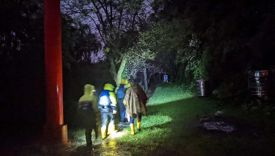 影/23人登小霸尖山下山迷途…山區暴雨！警消冒險救援